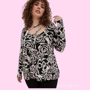 Torrid LoveSick Strappy Hi-Lo Tee – Black Spray Paint Skulls – Size 5